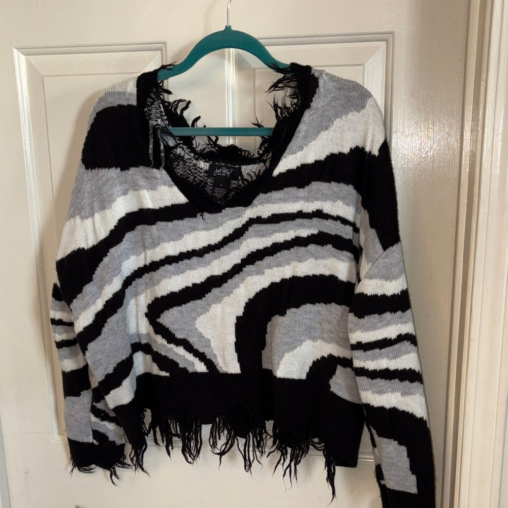 Chic Zebra Pattern V-Neck Sweater - image 4